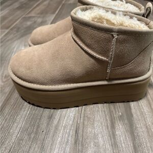 Women's ultra mini uggs platform size 6